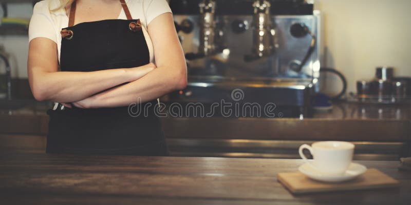 Caffè di barista che fa concetto di servizio della preparazione del caffè fotografia stock libera da diritti Caffè di barista che fa concetto di servizio della preparazione del caffè fotografia stock libera da diritti
