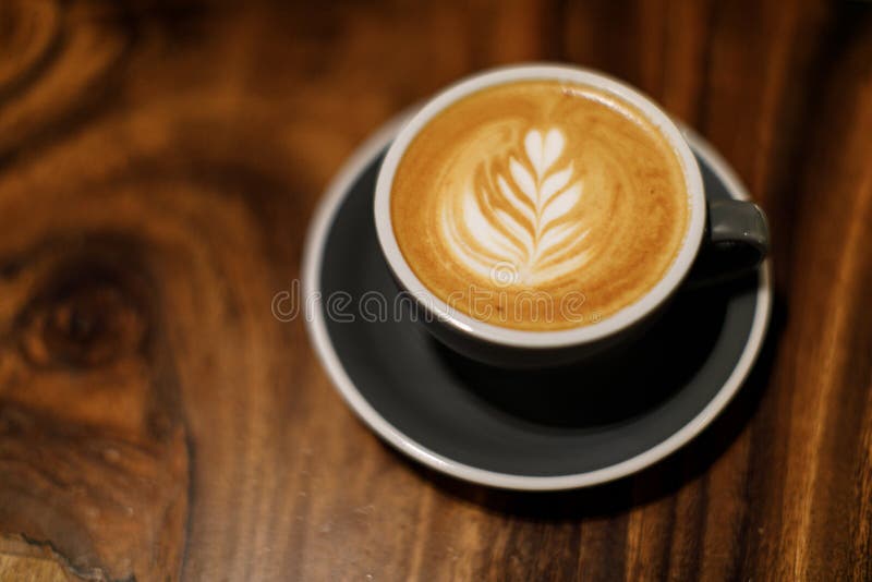Caffè di caffé sulla tavola di legno immagini stock Caffè di caffé sulla tavola di legno immagini stock