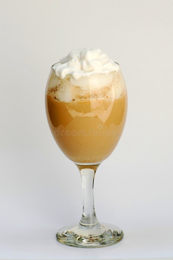 Caffè di ghiaccio con panna montata immagine stock Caffè di ghiaccio con panna montata immagine stock
