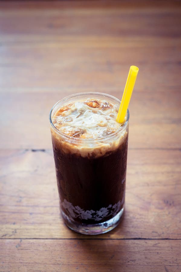 Caffè di ghiaccio su fondo di legno fotografia stock libera da diritti Caffè di ghiaccio su fondo di legno fotografia stock libera da diritti