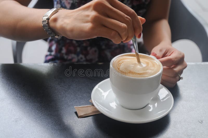 Caffè di recente preparato destro del cappuccino di bianco di scalpore fotografia stock libera da diritti Caffè di recente preparato destro del cappuccino di bianco di scalpore fotografia stock libera da diritti