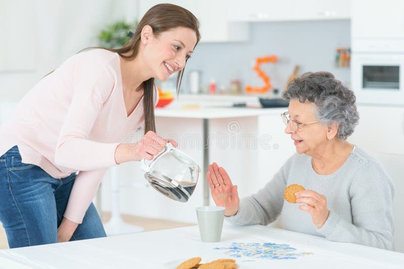 Caffè di versamento della signora anziana immagini stock libere da diritti Caffè di versamento della signora anziana immagini stock libere da diritti