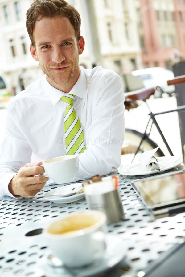 Caffè e ritratto di un uomo d'affari al bar della città per la pausa pranzo rilassati e incontrare pov. bevanda professionale e te fotografie stock