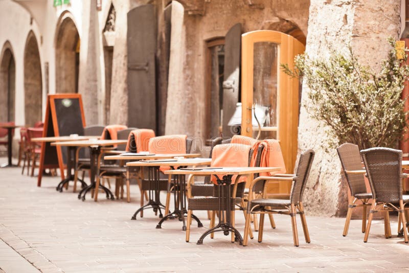 Caffè esterno della via fotografie stock libere da diritti Caffè esterno della via fotografie stock libere da diritti