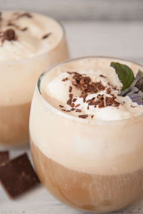 Caffè ghiacciato della moca con Whip Cream, tempi beventi di estate Chicchi di caffè Fondo di legno strutturato rustico Mint i fo fotografie stock Caffè ghiacciato della moca con Whip Cream, tempi beventi di estate Chicchi di caffè Fondo di legno strutturato rustico Mint i fo fotografie stock