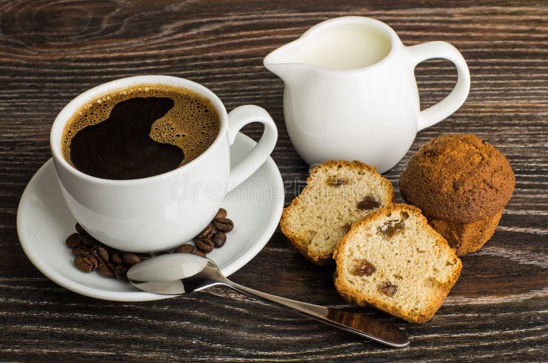 Caffè, latte della brocca e muffin caldi sulla tavola scura fotografie stock libere da diritti Caffè, latte della brocca e muffin caldi sulla tavola scura fotografie stock libere da diritti
