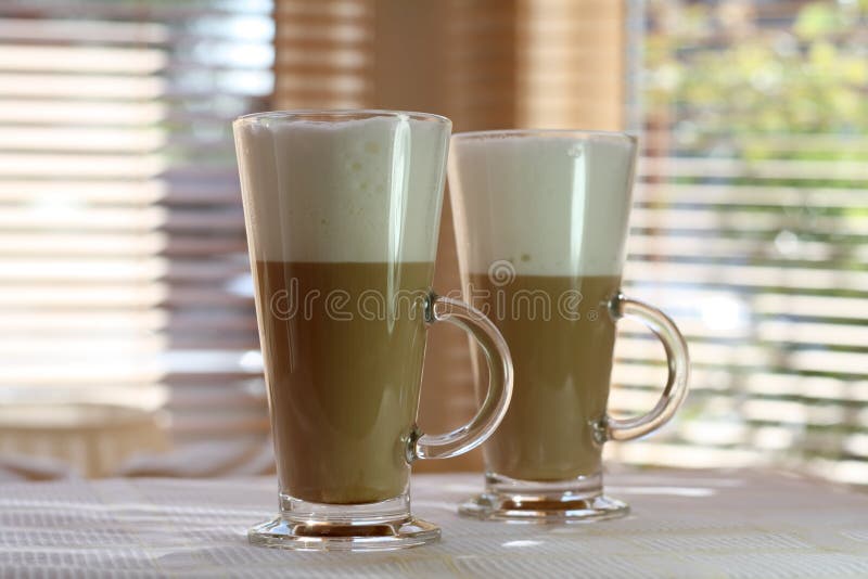 Caffè Latte in un vetro alto fotografia stock Caffè Latte in un vetro alto fotografia stock