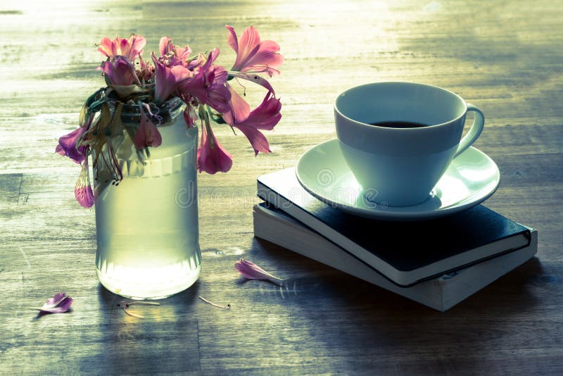 Download Caffè leggente e bevente immagine stock. Immagine di lifestyle - 56890887