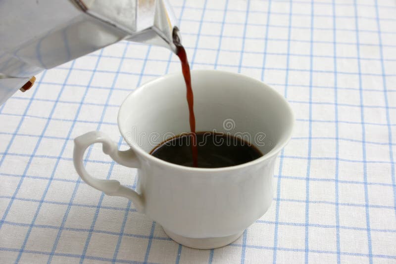 Caffè nero di versamento immagini stock
