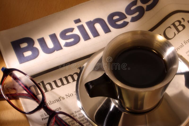 Caffè nero, giornale e vetri fotografia stock