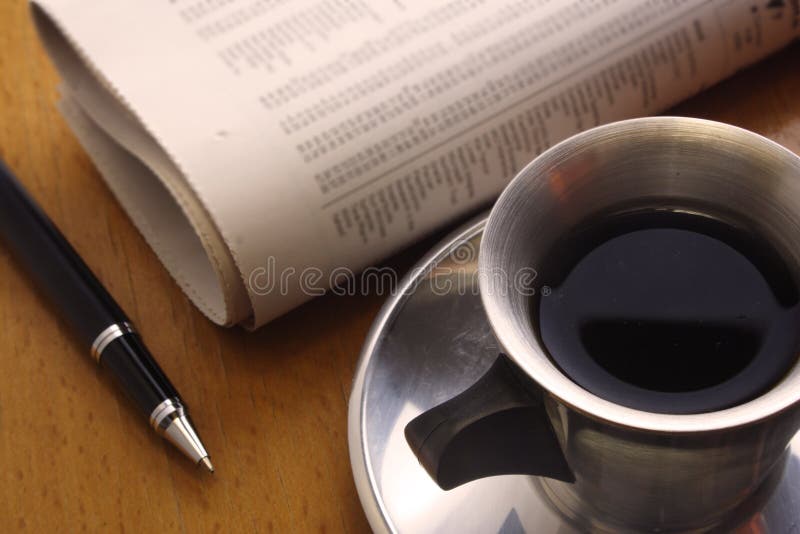 Caffè nero, penna e giornale immagine stock libera da diritti