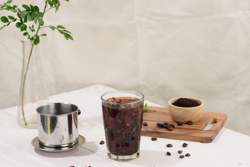 Caffè nero Caffè nero sulla tavola di legno fotografia stock libera da diritti