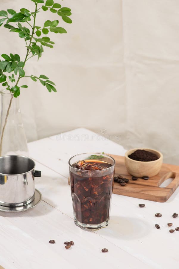 Caffè nero Caffè nero sulla tavola di legno fotografia stock