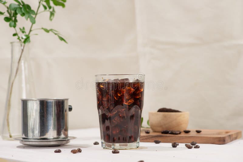 Caffè nero Caffè nero sulla tavola di legno fotografia stock