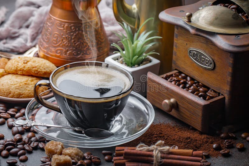 Caffè nero in una tazza. Caffè nero su un vecchio sfondo in una tazza