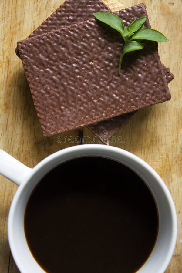 Caffè nero in vetro e cioccolato bianchi del wafer fotografie stock Caffè nero in vetro e cioccolato bianchi del wafer fotografie stock
