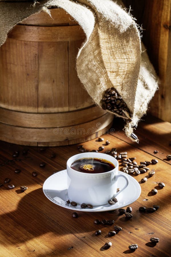 Caffè nero in White Cup e Saucer sulla superficie del legno fotografia stock libera da diritti