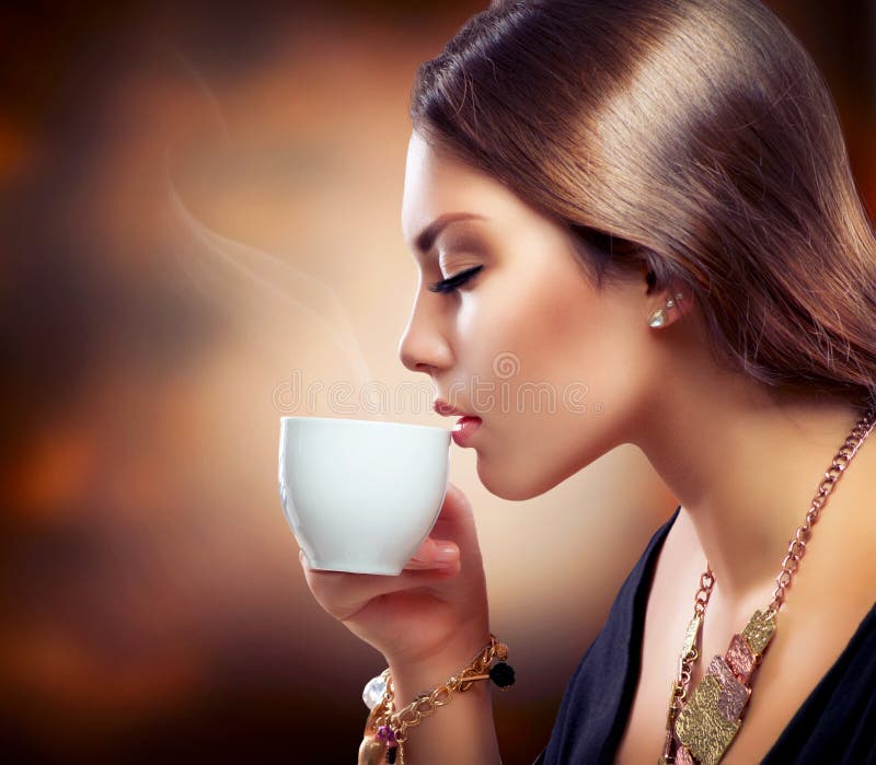 Caffè o tè bevente della ragazza fotografia stock libera da diritti Caffè o tè bevente della ragazza fotografia stock libera da diritti