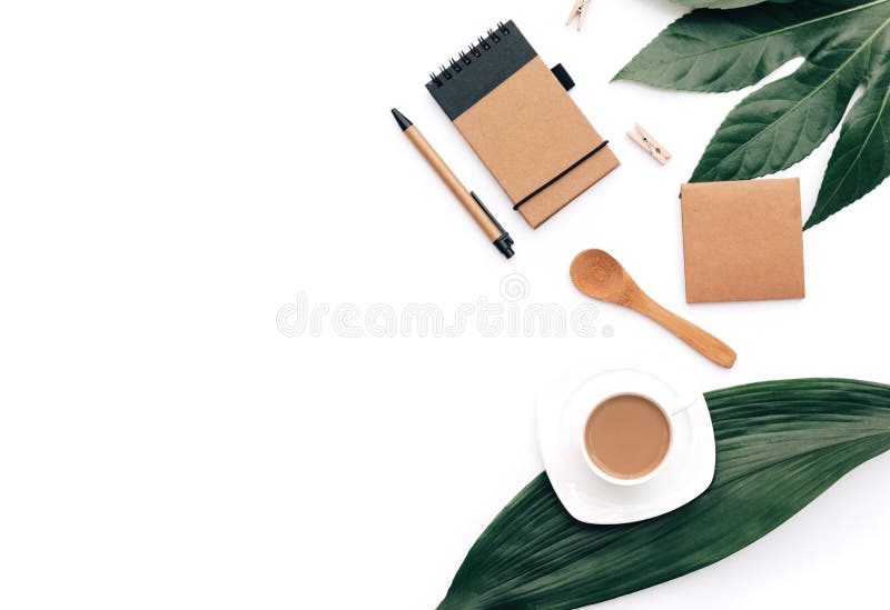 Caffè piano di disposizione con gli elementi del mestiere di eco e la foglia verde Concetto minimo dei pantaloni a vita bassa fotografia stock libera da diritti Caffè piano di disposizione con gli elementi del mestiere di eco e la foglia verde Concetto minimo dei pantaloni a vita bassa fotografia stock libera da diritti