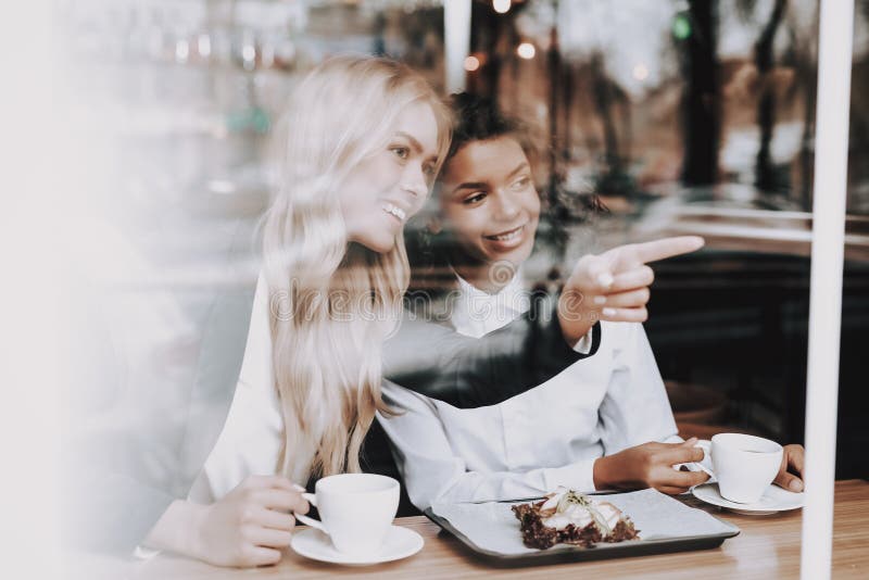 Caffè Ragazza bionda mulatto siedasi Caffè della bevanda immagine stock Caffè Ragazza bionda mulatto siedasi Caffè della bevanda immagine stock