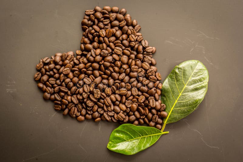 Caffè sul fondo di buio di lerciume immagini stock libere da diritti Caffè sul fondo di buio di lerciume immagini stock libere da diritti