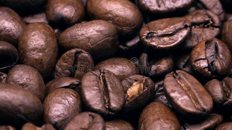 Caffè torrefatto scuro su un piatto girevole