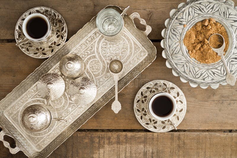 Caffè turco tradizionale bevente fotografia stock Caffè turco tradizionale bevente fotografia stock
