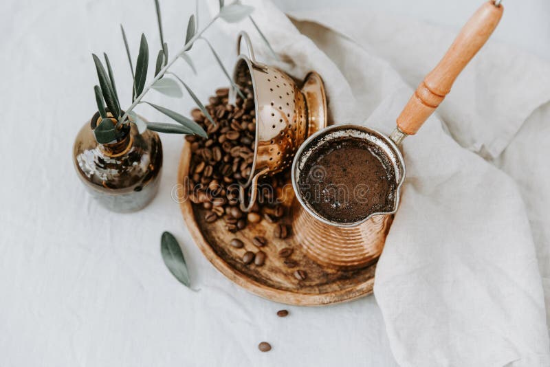 Caffè turco tradizionale in bottaio con le decorazioni fotografie stock Caffè turco tradizionale in bottaio con le decorazioni fotografie stock