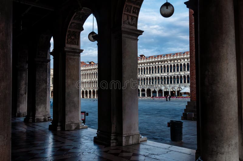 Caffè vuoto alla piazza San Marco ad alba fotografia stock Caffè vuoto alla piazza San Marco ad alba fotografia stock