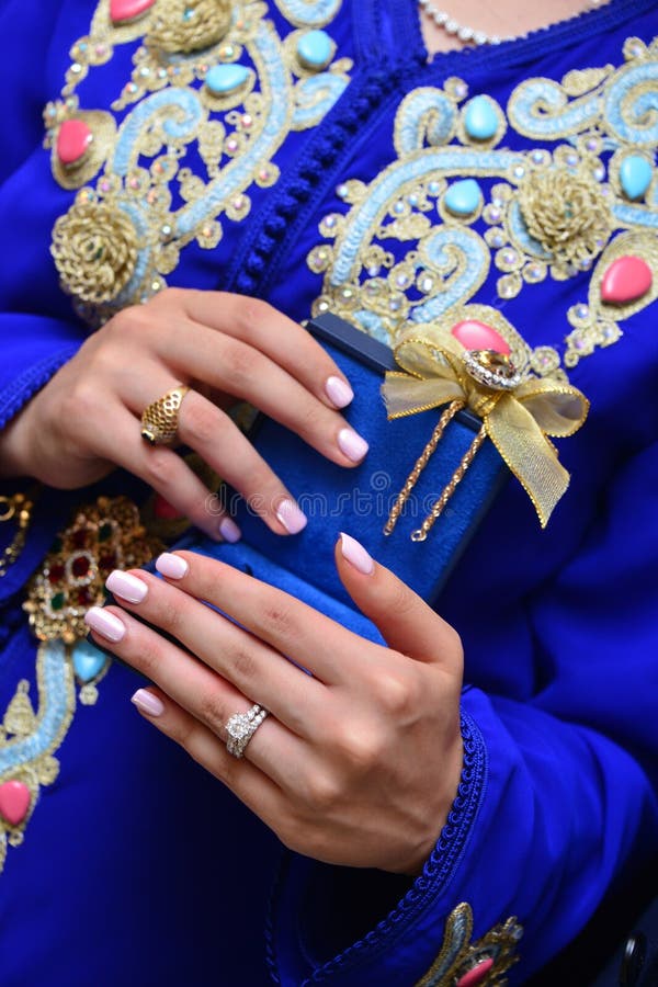 Une Femme Portant Un Caftan Rouge Marocain Avec La Broderie D Or Photo Stock Image Du Vetements Fleuri Une Femme Portant Un Caftan Rouge Marocain Avec La Broderie D Or Photo Stock Image Du Vetements Fleuri