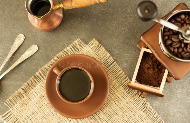 Cafè de grain de café et moulu et boisson dans la tasse, sur la surface grise photographie stock libre de droits Cafè de grain de café et moulu et boisson dans la tasse, sur la surface grise photographie stock libre de droits