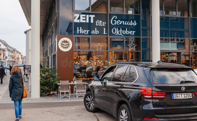 Café allemand Peters dans la ville avec des personnes marchant vers image stock Café allemand Peters dans la ville avec des personnes marchant vers image stock