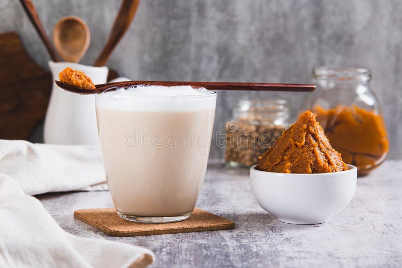 Café asiático miso doce salgado num copo sobre a mesa fotos de stock royalty free