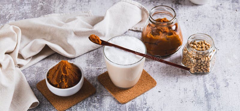 Café asiático miso doce salgado num copo sobre a mesa, banner web imagem de stock royalty free