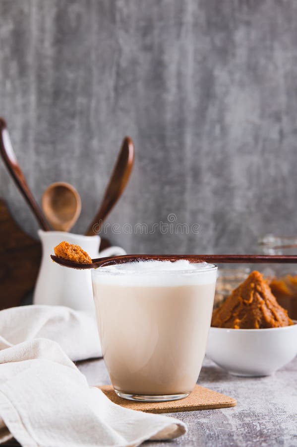 Café asiático miso doce salgado num copo sobre a mesa, vista vertical fotos de stock royalty free