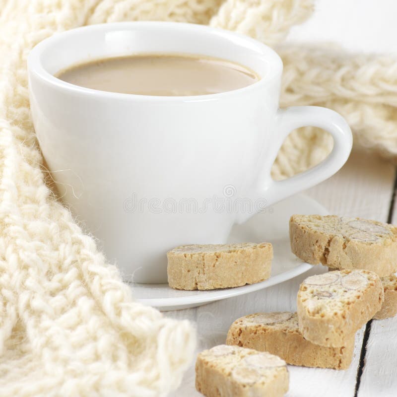 Café avec des biscuits et des tricots image stock Café avec des biscuits et des tricots image stock