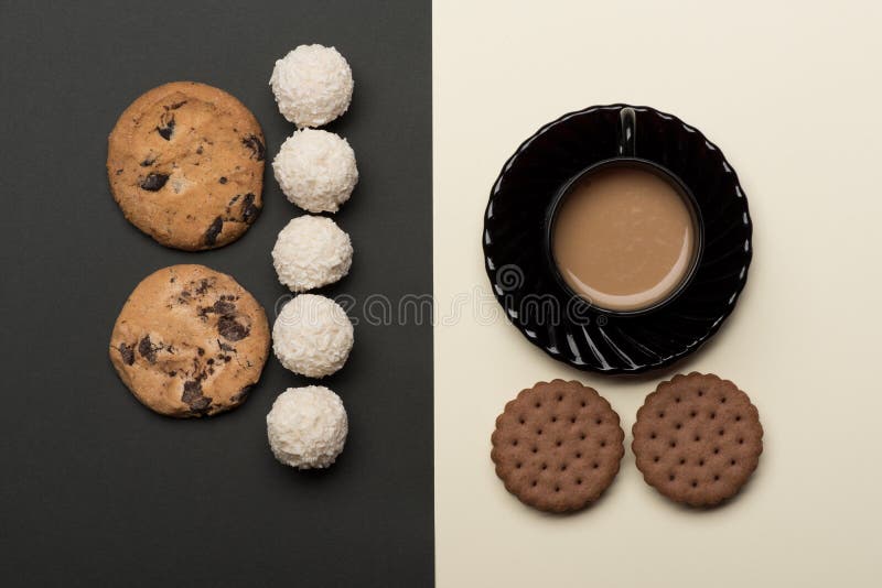 Café avec des gâteaux aux pépites de chocolat et des sucreries photographie stock libre de droits Café avec des gâteaux aux pépites de chocolat et des sucreries photographie stock libre de droits