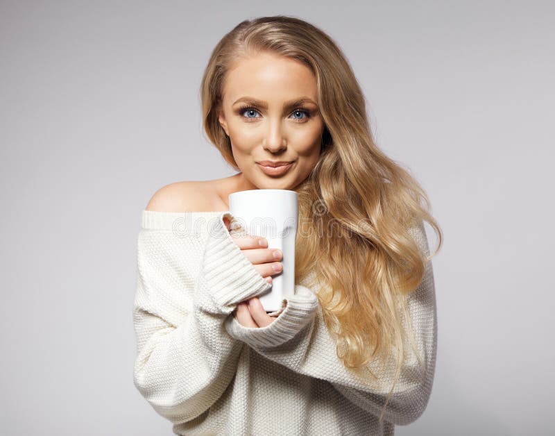 Jovem simpática a beber café imagem de stock royalty free