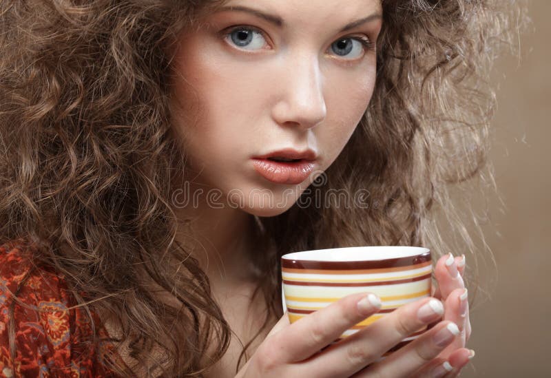 Mulher a beber café imagem de stock