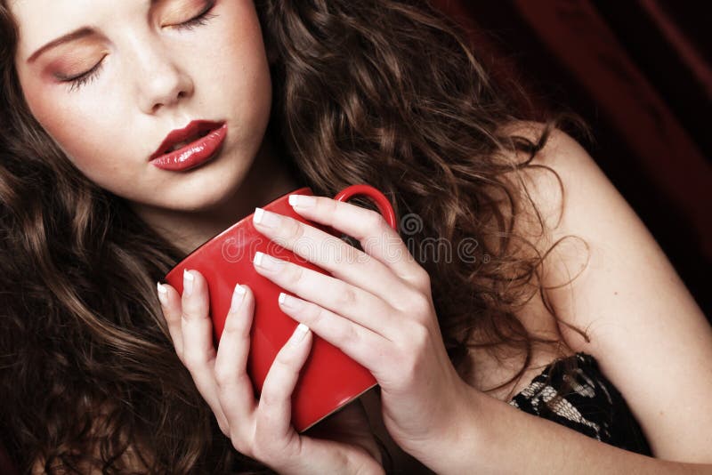 Mulher a beber café imagem de stock