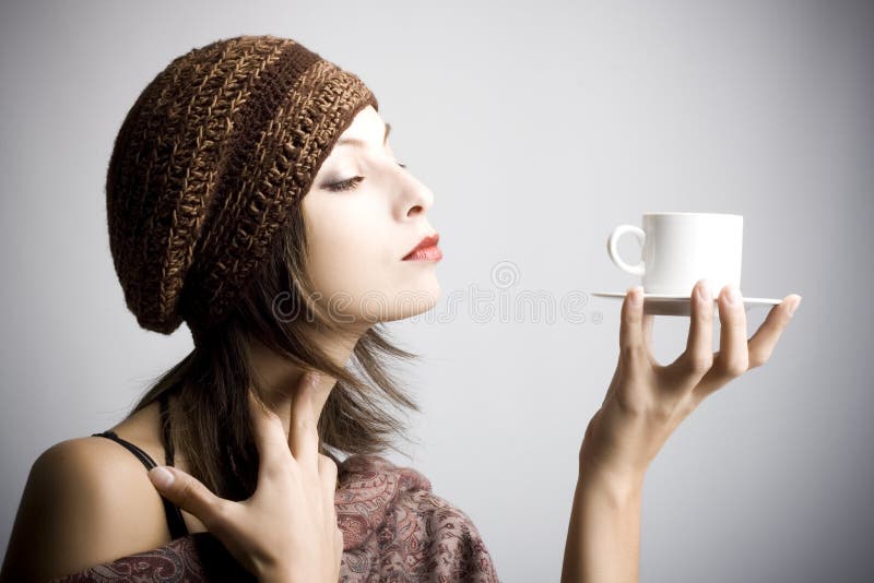 Café bebendo da mulher nova