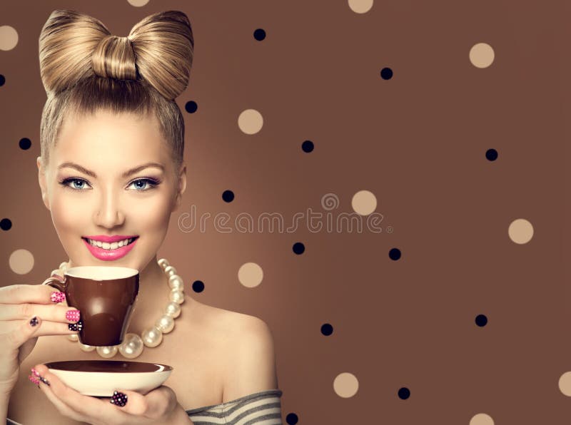 Café bebendo denominado retro da menina modelo fotografia de stock Café bebendo denominado retro da menina modelo fotografia de stock