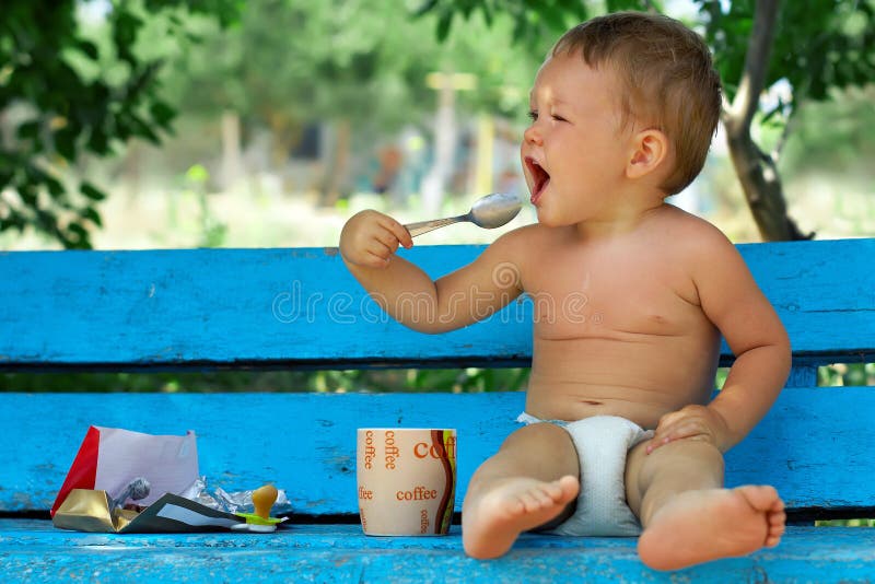 Pequeno bebé a beber café com chocolate fotografia de stock royalty free