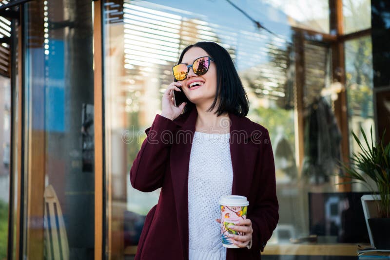 Café bebendo na rua, fim exterior da mulher da beleza acima do retrato da forma, mulher do escritório, tempo do por do sol, jovem imagem de stock Café bebendo na rua, fim exterior da mulher da beleza acima do retrato da forma, mulher do escritório, tempo do por do sol, jovem imagem de stock