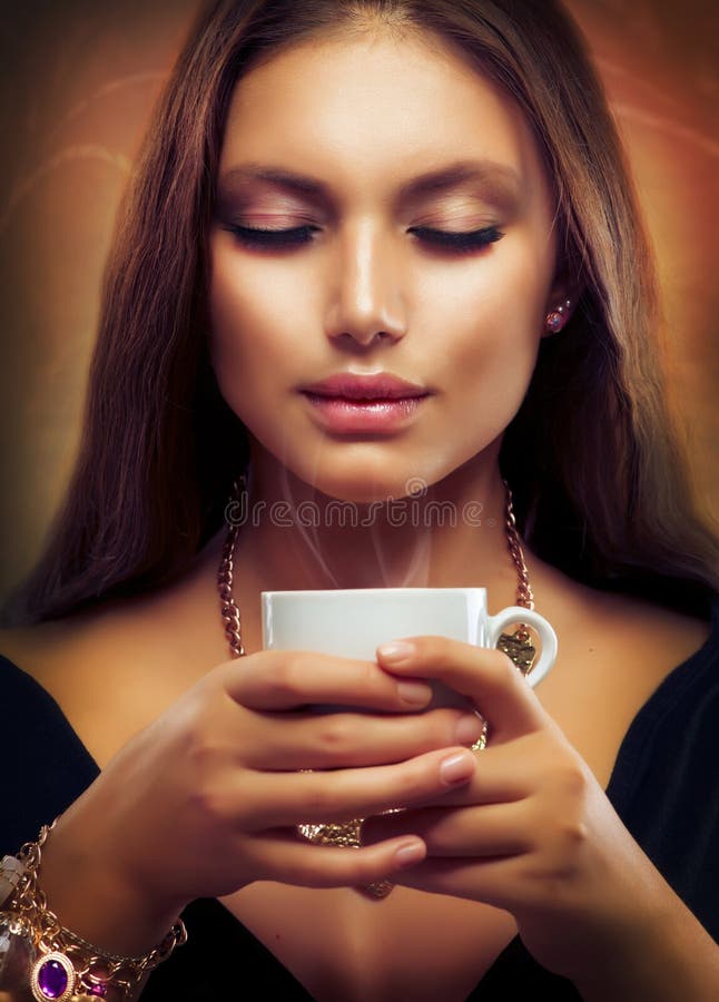 Café bebendo ou chá da menina bonita foto de stock Café bebendo ou chá da menina bonita foto de stock