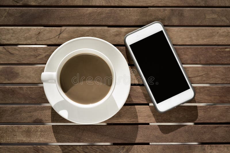 Café branco e smartphone imagem de stock Café branco e smartphone imagem de stock