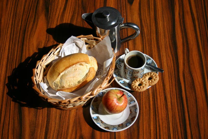 Café brasileiro com pão, maçã, café preto, bule de café e biscoitos foto de stock
