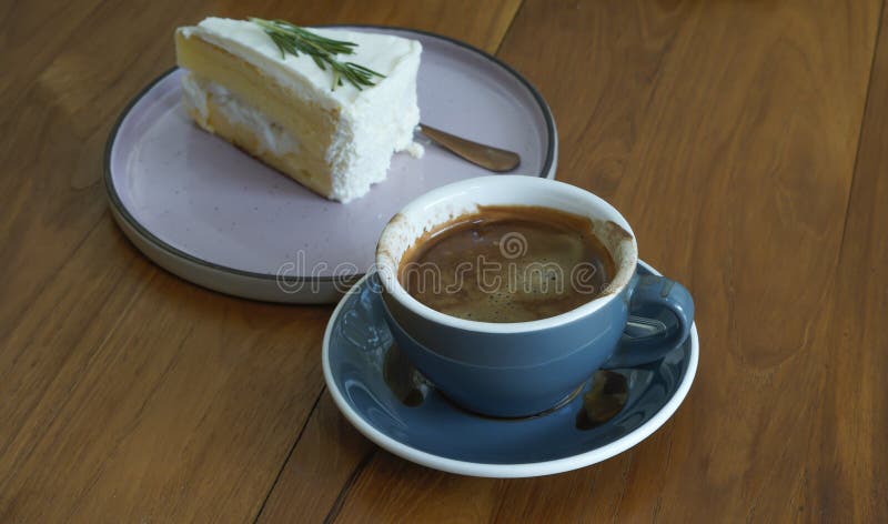 Café caliente con deliciosa tarta de coco fotografía de archivo