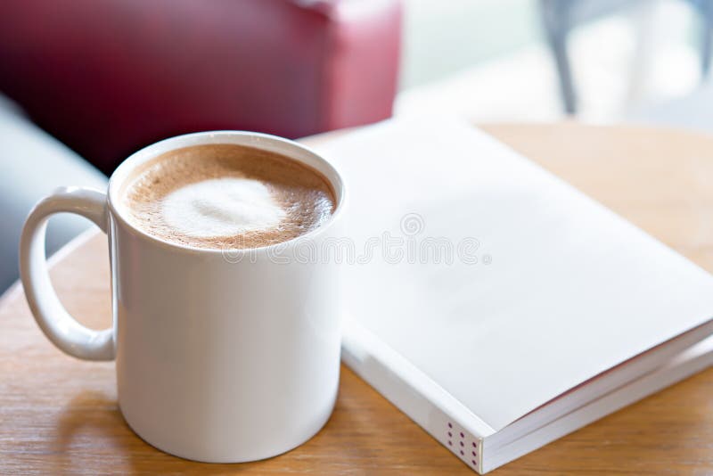 Café caliente con el libro en la tabla Tome un concepto de la rotura fotos de archivo Café caliente con el libro en la tabla Tome un concepto de la rotura fotos de archivo