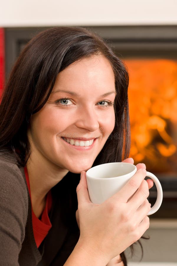 Café chaud de cheminée de l'hiver de boissons à la maison de femme photographie stock Café chaud de cheminée de l'hiver de boissons à la maison de femme photographie stock